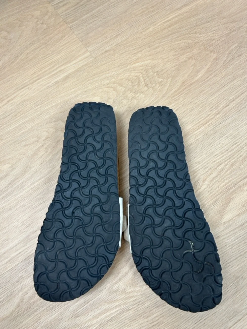 Birkenstock X Disney Birki’s Micky Minnie Menorca Sandals size 42 - Picture 4 of 6